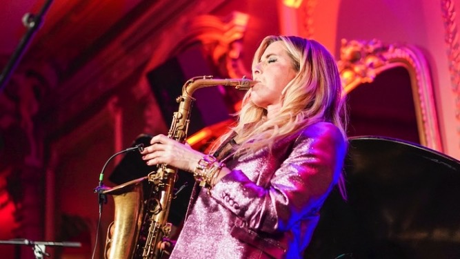 Candy Dulfer (vrijdagavond) support: dj Papa Joe (UITVERKOCHT)